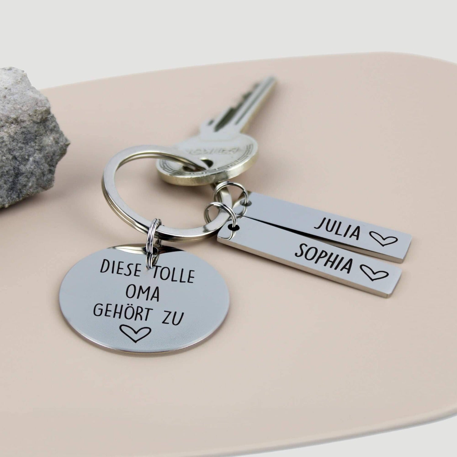 Personalisierter Schlüsselanhänger: "Diese tolle Oma gehört zu..." - aus Edelstahl